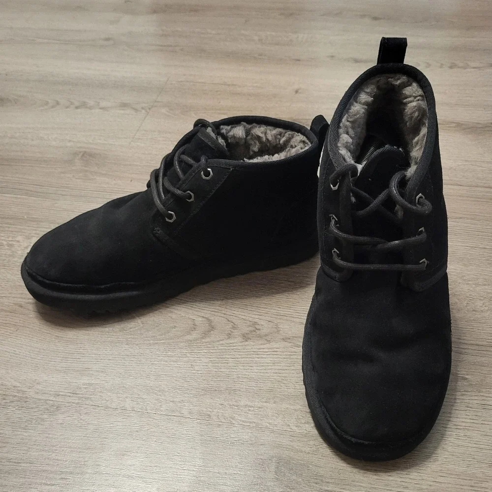 UGG Neumel Black Suede Lace Up Chukka Boots Mens 9 Sheepskin Cozy Casual Ankle